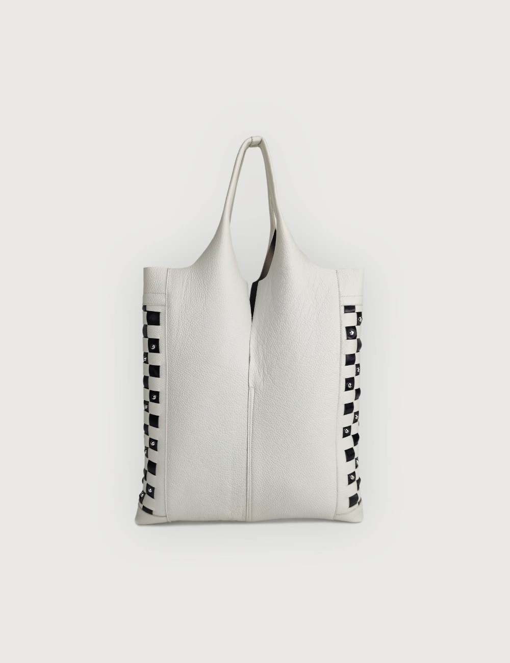 Envelope Shopping in Pelle Martellata con Intreccio Nero - Off White