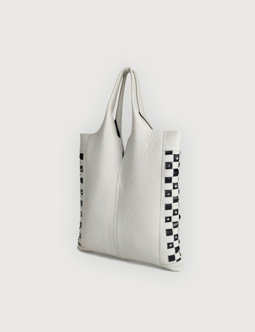 Envelope Shopping in Pelle Martellata con Intreccio Nero - Off White